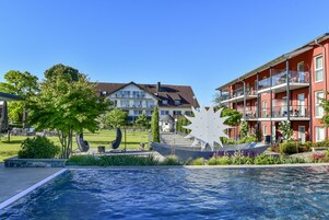 Una piscina techada, una piscina al aire libre de temporada