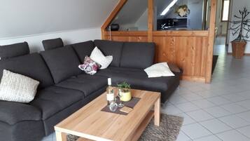 Fernseher, DVD-Player, Bücher