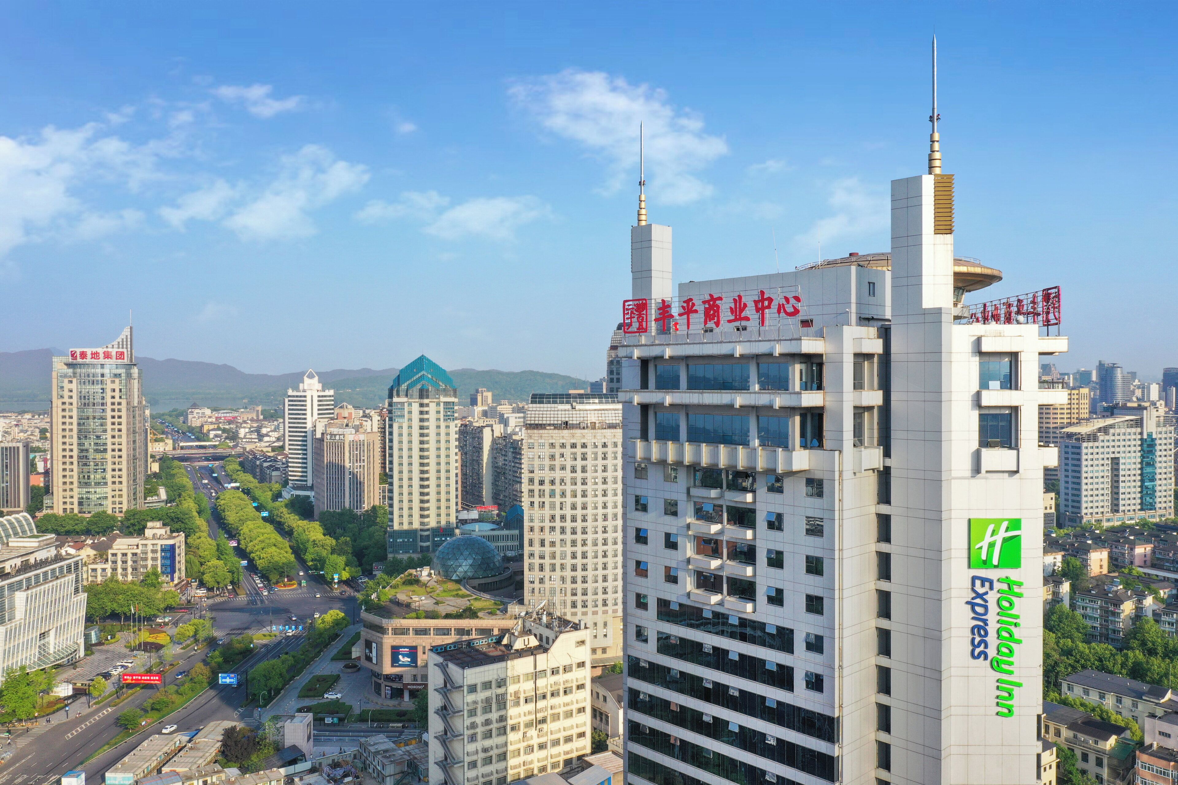 Un immeuble de grande hauteur avec une enseigne bien visible pour Holiday Inn Express.