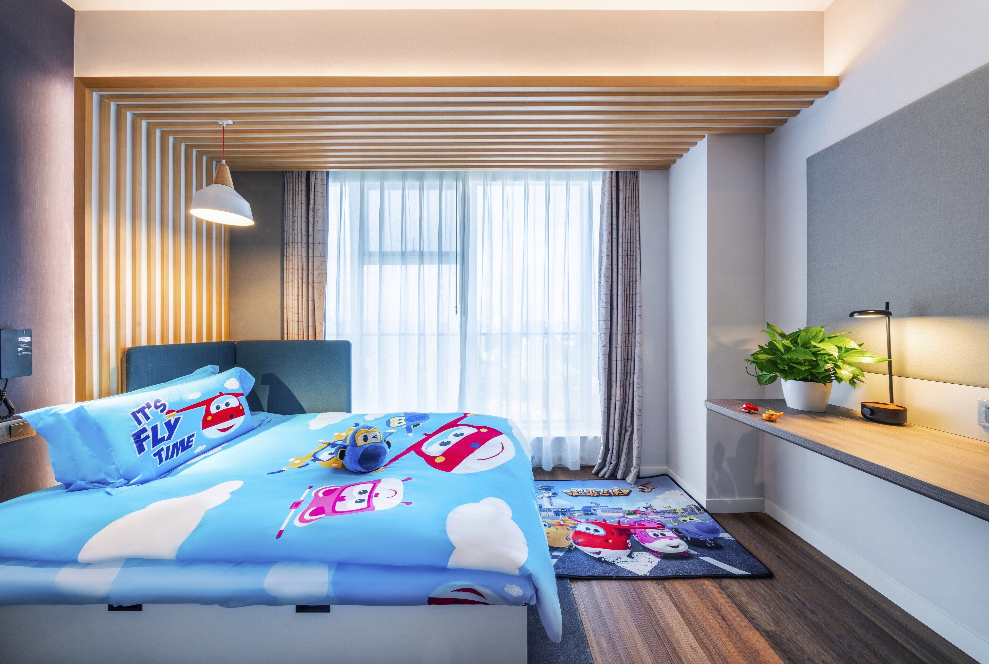 Ein modernes Schlafzimmer mit einem Bett, einem Nachttisch, einer Lampe, einem Fenster mit Vorhängen, einer Pflanze und einem an der Wand befestigten Regal.
