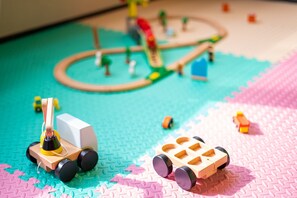 Un tren de juguete sobre un tapete de juego colorido.