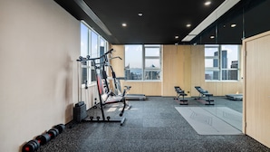 A gym with cardio machines, dumbbells, and a yoga mat. - Holiday Inn Express Hangzhou Westlake East by IHG (Hangzhou)