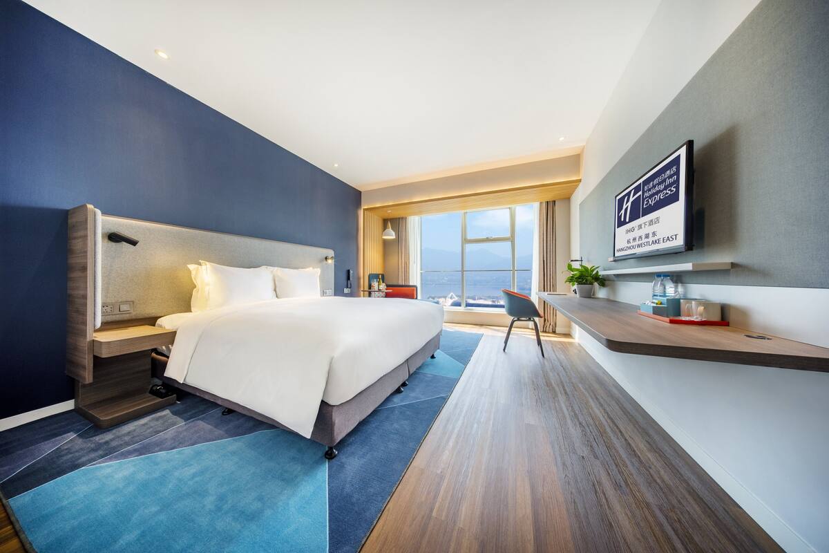 Down duvets, minibar, in-room safe, desk
