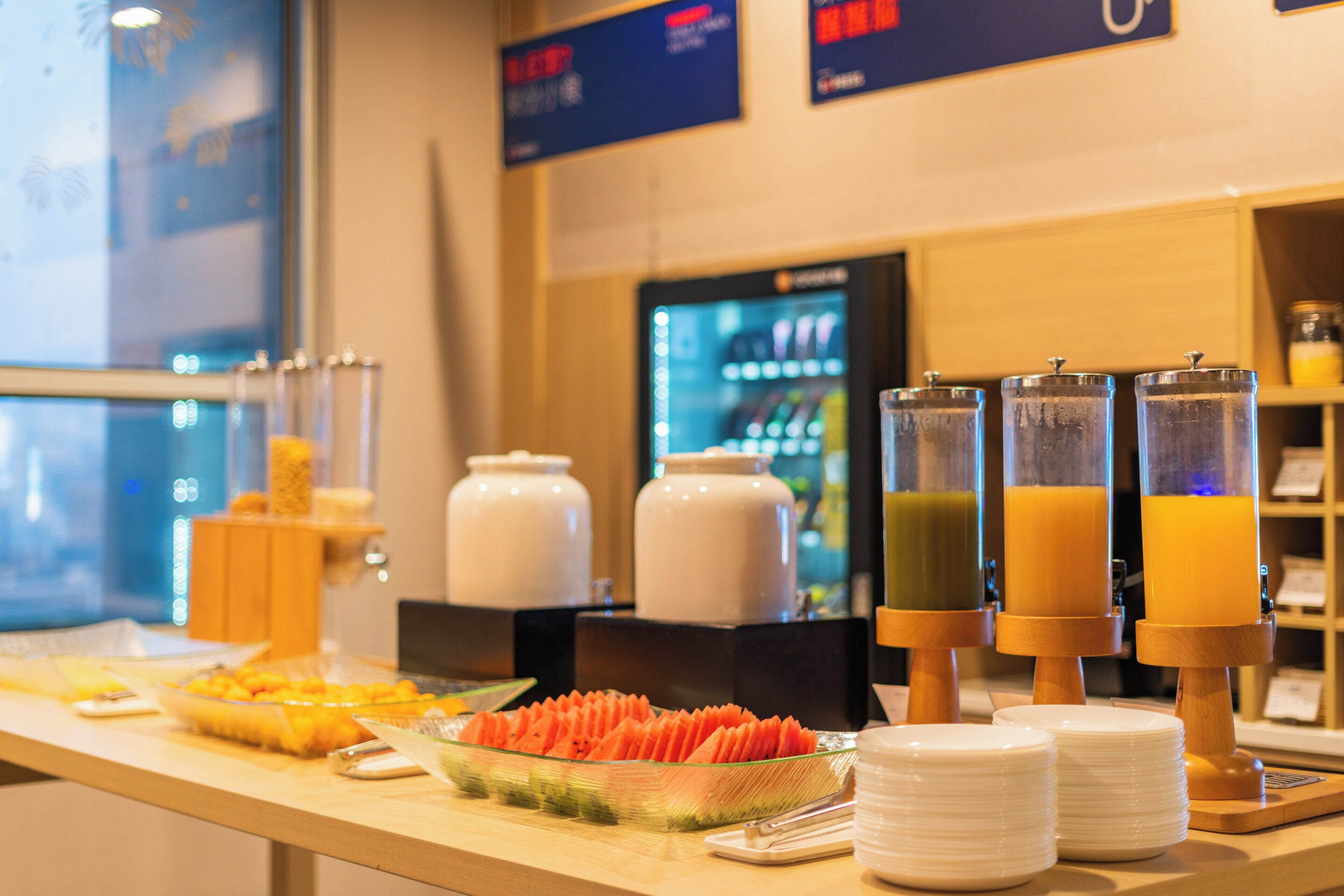 Un espace buffet proposant une variété de plats et de boissons.