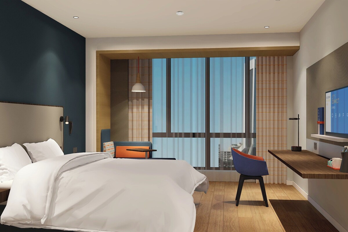 Habitación estándar, 1 cama de matrimonio grande, vistas a la ciudad | Edredones de plumas, minibar, caja fuerte y escritorio