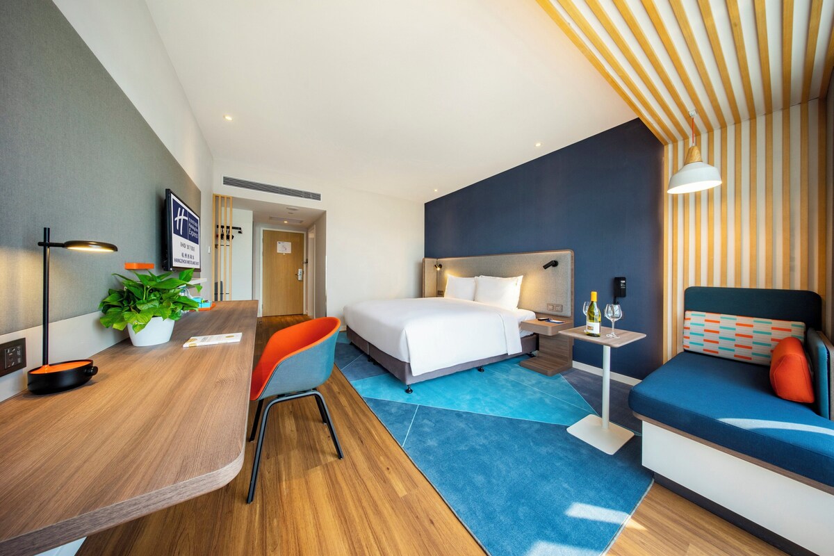 Habitación estándar, 1 cama de matrimonio grande | Edredones de plumas, minibar, caja fuerte y escritorio