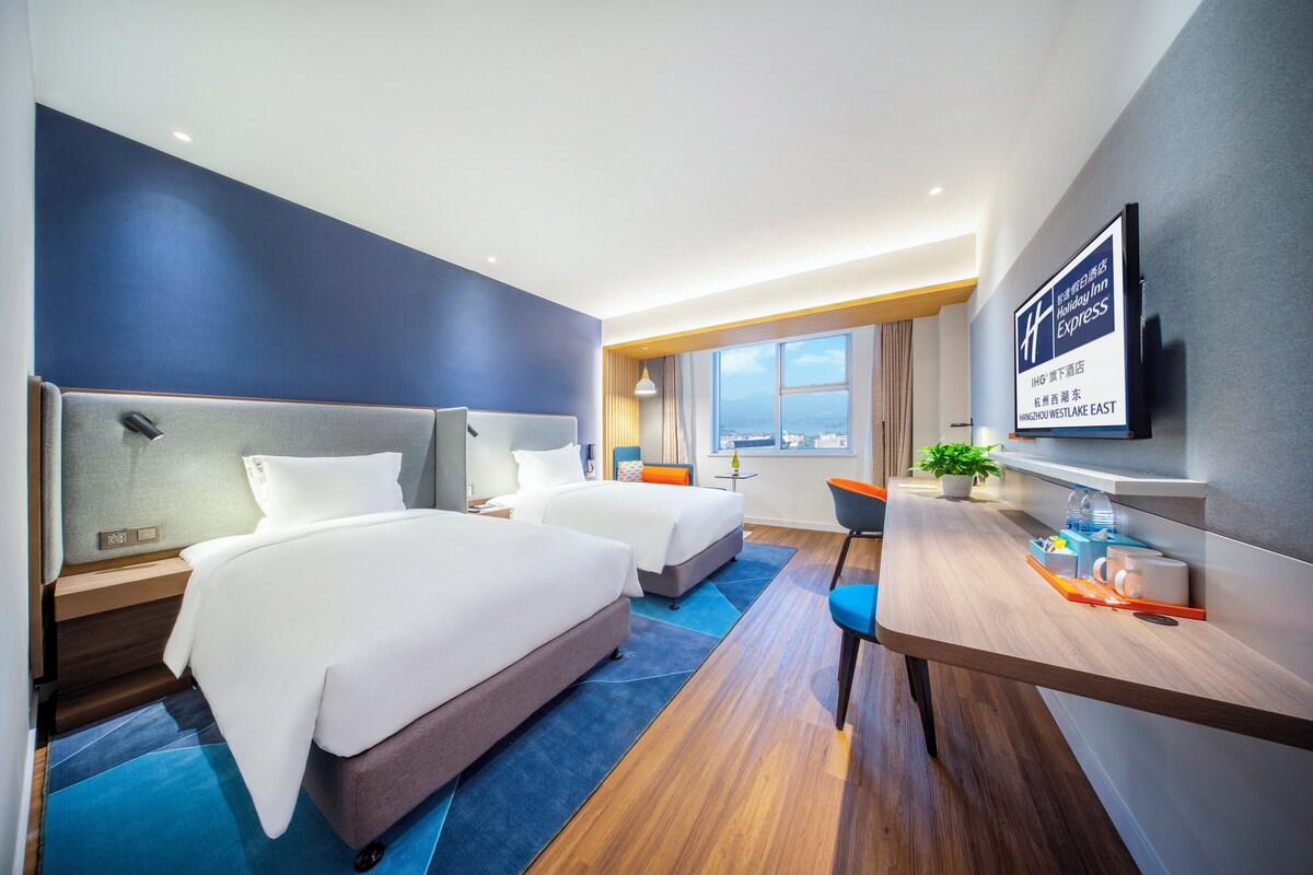 Habitación estándar, 2 camas individuales, vistas al lago | Edredones de plumas, minibar, caja fuerte y escritorio