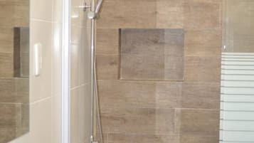 Shower, hair dryer, bidet, towels