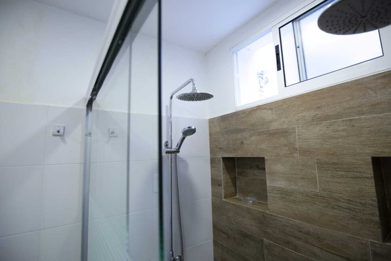 Douche, sèche-cheveux, bidet, serviettes fournies