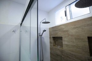 Dutxa, assecador de cabells, bidet i tovalloles 