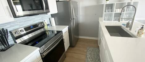 Refrigerador, microondas, horno y parrilla de estufa