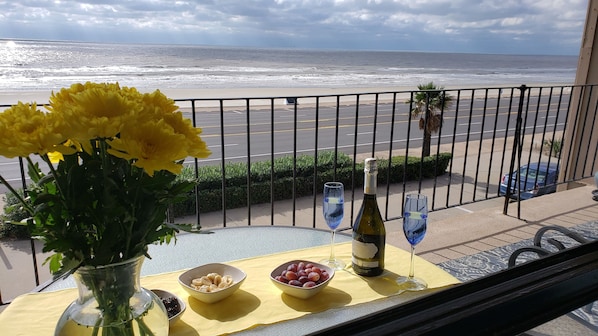 Property grounds - 2-bedroom condo on Galveston Seawall. Steps to the beach (Galveston)