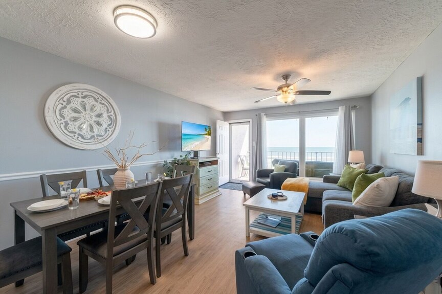 2-bedroom Condo On Galveston Seawall. Steps To The Beach - Galveston, TX