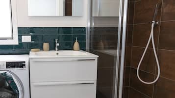 Douche, sĂšche-cheveux, bidet, serviettes fournies