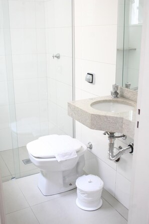 Shower, towels - Hotel Municipal (Jaboticabal)