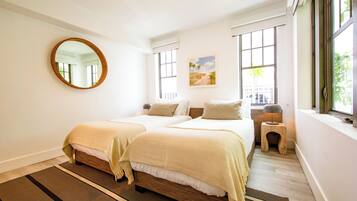 Chambre Standard avec lits jumeaux | Espace de travail pour ordinateurs portables, rideaux d’obscurcissement