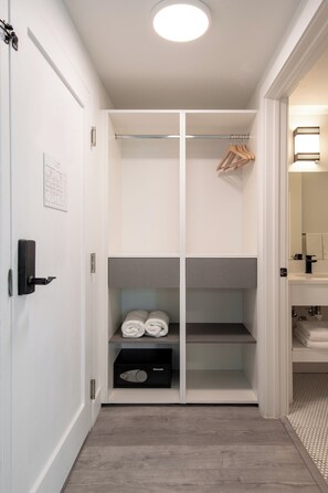 Blackout drapes, iron/ironing board, free WiFi, bed sheets - Casa Sofi (Miami Beach)