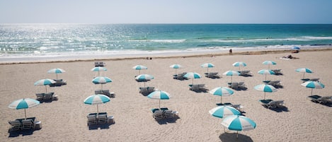 Plage à proximité, sable blanc, chaises longues, serviettes de plage