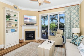 Smart-TV, peis, DVD-spiller og bøker