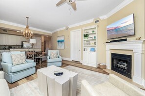 Smart-TV, peis, DVD-spiller og bøker