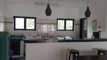 Bungalow | Private kitchen | Fridge, stovetop, cookware/dishes/utensils