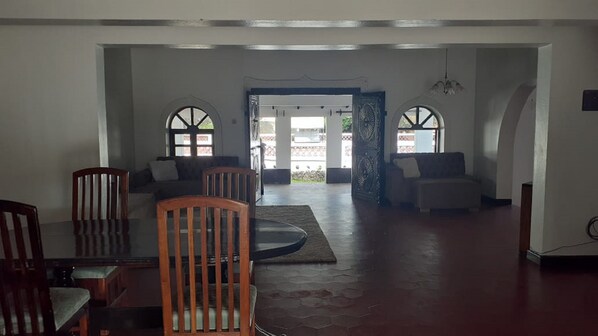 Bungalow | Wohnbereich | 32-Zoll-Fernseher mit Digitalempfang