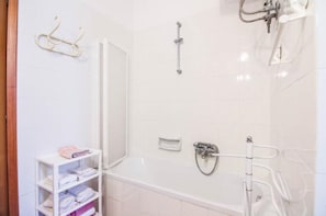 Bathroom - Villa with 2 spacious apartments for 2 x 7 people and swimming pool near Pisa and the sea (Fauglia)