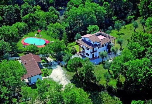 Villa with 2 spacious apartments for 2 x 7 people and swimming pool near Pisa and the sea