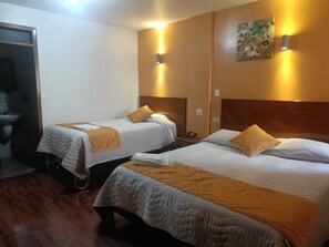 Triple Room | Desk, laptop workspace, free WiFi, bed sheets - Hotel Villonaco (Loja)