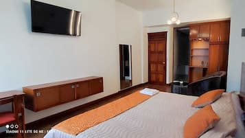 ジュニア ルーム | デスク、ノートパソコン用作業スペース、WiFi (無料)、ベッドシーツ