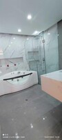 Junior Room | Bathroom | Hair dryer, towels, soap, shampoo