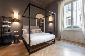 In-room safe, desk, laptop workspace, blackout curtains - Boutique Centrale Sant'Andrea (Milan)
