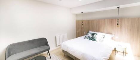 1 habitación, tabla de planchar con plancha, wifi y ropa de cama