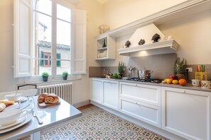 Kühlschrank, Mikrowelle, Ofen, Geschirrspüler