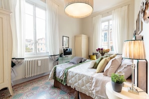 4 Schlafzimmer, Bügeleisen/Bügelbrett