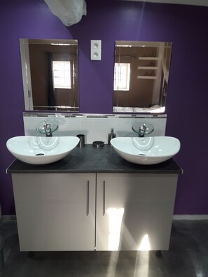 Dusche, Haartrockner, Handtücher, Toilettenpapier