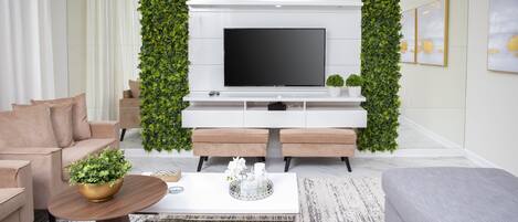 Una Smart TV, una chimenea