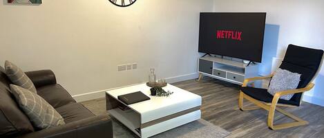 Deluxe Apartment, Private Bathroom, Garden View (olde windmill) | Lounge