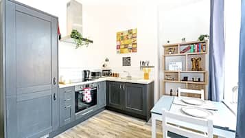 Deluxe Apartment, Private Bathroom, Garden View (olde windmill) | Shared kitchen