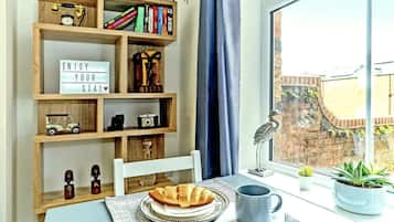Deluxe Apartment, Private Bathroom, Garden View (olde windmill) | Restaurant