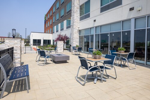 Holiday Inn Express & Suites Bourbonnais East - Bradley by IHG