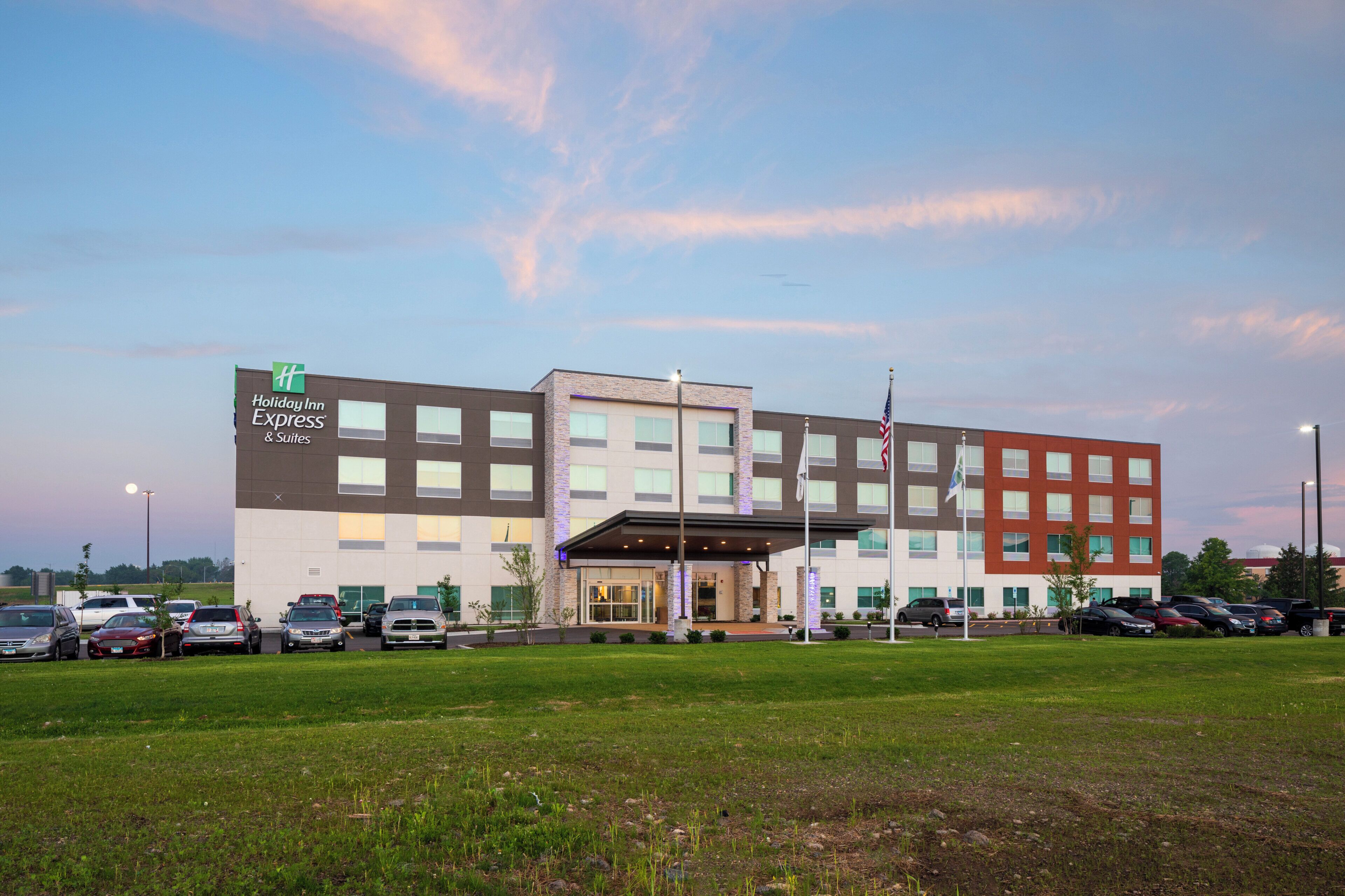 A Holiday Inn Express & Suites hotel with a parking lot in front.