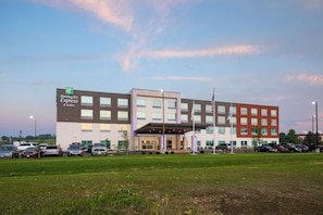A Holiday Inn Express & Suites hotel with a parking lot in front.