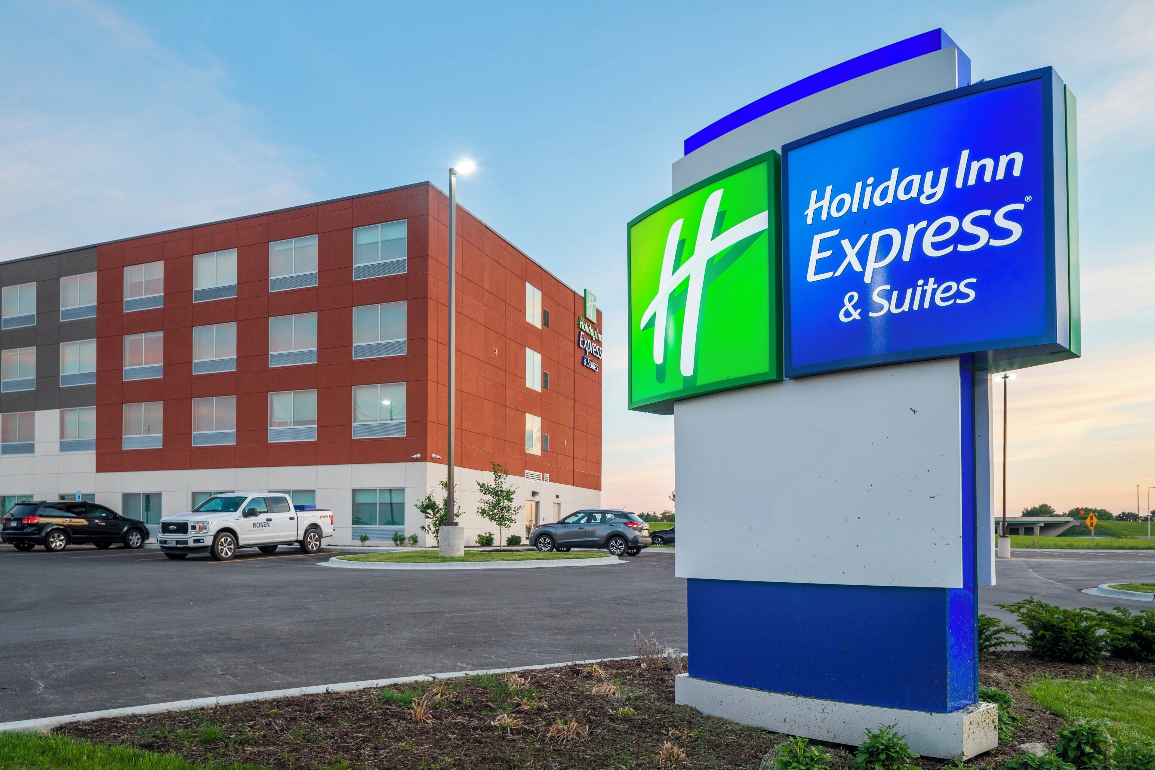 Et Holiday Inn Express skilt med en moderne bygning i baggrunden.