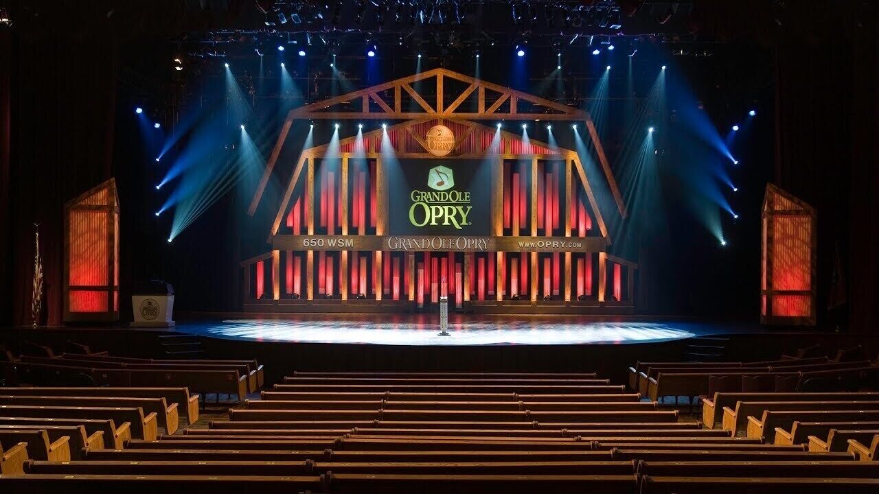 Une scène ornée du logo « Grand Ole Opry », une fréquence de 650 WSM et une adresse de site web.
