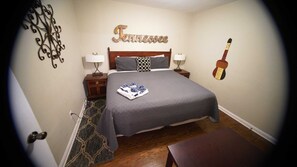 5 bedrooms, desk, iron/ironing board, free WiFi - Lots of beds, 2 bath. Only 10 minutes from downtown! (Nashville)