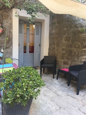 Exterior detail - Small nest in the heart of the old town (Sartène)