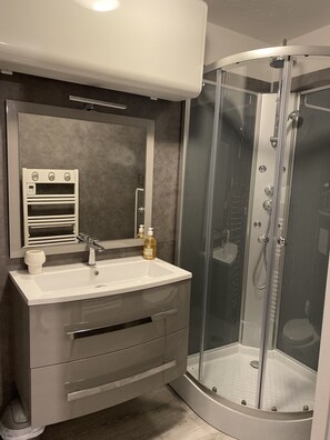 Shower, hair dryer, towels - Small nest in the heart of the old town (Sartène)