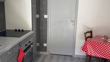 Réfrigérateur, four à micro-ondes, un four, surface de cuisson