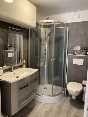 Een douche, een haardroger, handdoeken